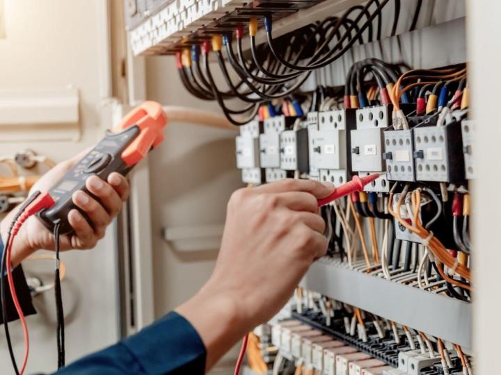 Nous mettons à votre service des électriciens très à l’écoute et très pointilleux dans l’exécution des tâches. Nous avons les compétences nécessaires pour intervenir sur tout type de chantier.