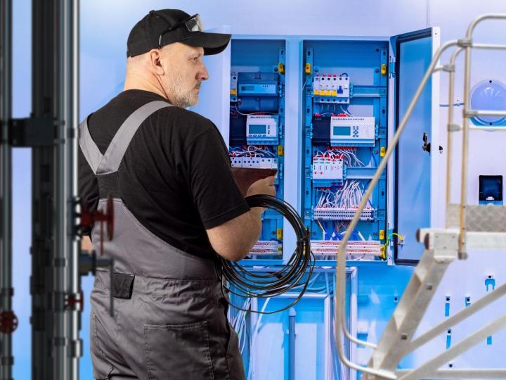 Faites-nous confiance pour assurer l’installation et la fonctionnalité de votre armoire électrique. Soyez rassuré de la clarté de l’étiquetage ainsi que de la réussite des tests avant la mise en marche du dispositif.